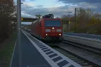 Dunkle Wolken schoben sich schnell vor die Sonne am Montagnachmittag in Heddesheim/Hirschberg als die 185 090-8 LZ in Richtung Ladenburg durchfuhr.12.11.2018