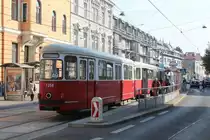 Wien Wiener Linien SL 49 (c4 1356 + E1 4554 (Beide Wagen: Bombardier-Rotax 1976)) XIV, Penzing, Hütteldorf, Linzer Straße (Hst. Rettichgasse) am 18. Oktober 2018. - Die Rettichgasse erhielt um 1869 ihren Namen nach der Schauspielerin am Burgtheater Julie Rettich (1809 bis 1866).