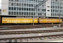 Blick auf Postwagen 583 (50 85 00-73 583-4 CH-WASCO) und 574 (50 85 00-73 574-3 CH-WASCO) des Unternehmens  Die Schweizerische Post AG , die im Bahnhof Chur (CH) abgestellt sind.
[10.7.2018 | 18:27 Uhr]