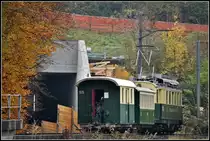 Einst und jetzt. BCFeh 4/4 5 + B119 + D165 sind noch auf dem alten Trassee in der Ruckhalde unterwegs Richtung Riethüsli. Daneben erkennt man den talseitigen Ausgang des neuen Tunnels. (13.11.2018)