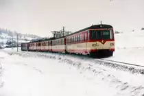 TRAVYS YStC 
Winterstimmung im November 1993.
Nicht alltäglicher 5-Wagenzug bestehend aus zwei Be 4/4, dem einzigen B4 sowie zwei unterschiedlichen Steuerwagen unterhalb Sainte-Croix. Der Steuerwagen an der Spitze dieses Zuges ist aus einem B4 entstanden. Von den drei ursprünglichen B4 wurden zwei zu Steuerwagen umgebaut. 
Foto: Walter Ruetsch  