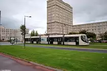 Citadis 017 ist auf der Avenue Foch unterwegs als Linie A zur Endstelle La Plage. Aufgenommen am 12.11.2018