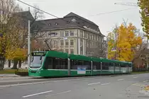 Be 6/8 Combino 304, auf der Linie 8, fährt zur Haltestelle am Bahnhof SBB. Die Aufnahme stammt vom 17.11.2018.