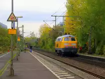 Ein Nachschuss von der 225 010-8 von DB Bahnbau  und kamm als Lokzug aus Süden nach Norden und kommt aus Richtung Koblenz und fährt durch Bonn-Oberkassel in Richtung Köln-Gremberg. Aufgenommen vom Bahnsteig von Bonn-Oberkassel an der rechten Rheinstrecke.
Am Nachmittag vom 2.11.2018.