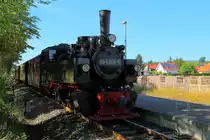 99 5906 mit Jubiläumssonderzug am Abend des 07.07.2018 im Haltepunkt Nordhausen- Krimderode. Das ist nun mein letztes Bild des Zuges, welcher anläßlich des 100-jährigen Geburtstages der Lok und des 130-jährigen Bestehens des Streckenabschnittes Mägdesprung - Harzgerode verkehrte. Nachdem der entgegenkommende Hybridzug der Straßenbahn Nordhausen eingefahren ist, geht es dann zügig weiter zum Ausgangs- und Zielort der Fahrt, Nordhausen-Nord. Zum Abschluß möchte ich es, wie immer, nicht versäumen, mich bei den Organisatoren dieser wunderschönen Fahrt, beim netten Lokpersonal nebst Zugführerin, welche wirklich bemüht waren, alle nur machbaren Wünsche der Fotografen umzusetzen und natürlich auch nicht zuletzt bei unserem Reiseleiter, Herrn Schwarzbach, welcher wieder die schönsten Fotostellen ausgesucht hatte und diesmal ganz offenbar auch Petrus zu einer Zusammenarbeit überreden konnte ;-), auf das herzlichste zu bedanken! Die Veranstaltung war perfekt gelungen und ließ keine Wünsche offen!