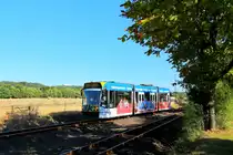 Einfahrt eines Hybrid-Triebzuges der Nordhäuser Straßenbahn am Abend des 07.07.2018 in den Haltepunkt Nordhausen-Krimderode.