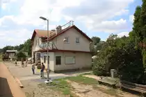 Aufnahmsgebäude des Bahnhof Kralice nad Oslavou am 15.August 2018.