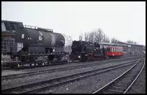 Auch am Betriebswerk und Bahnhof Wernigerode Westerntor waren am 27.3.1999 Fahrzeuge ausgestellt. Hier sieht man 997244 mit einem auf einem Rollwagen befindlichen normalspurigen Kesselwagen.