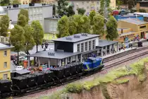 Ein Güterzug mit einer V100 (DB) auf der russischen Modellbahn  Grand Maket Rossia , St. Petersburg, 15.10.2017
