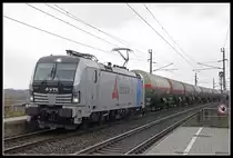 193 825 mit einem Kesselwagenzug bei Ennsdorf am 22.11.2018.