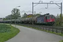 Der aus Richtung Romanshorn kommende Kesselwagenzug, gezogen von Re 620 081-0 'IMMENSEE', wird in K�rze die Station B�rglen (TG) passieren (03.10.2018)