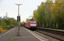 189 033-4 und 189 037-5 beide von DB kommen mit einem langen Erzzug aus Rotterdam(NL) nach Dillingen(an der Saar) und kammen aus Richtung Köln-Gremberg und fuhren durch Bonn-Oberkassel in Richtung Koblenz. 
Aufgenommen vom Bahnsteig von Bonn-Oberkassel an der rechten Rheinstrecke.
Am Nachmittag vom 2.11.2018.