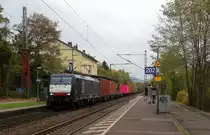 189 207 von MRCE kommt mit einem Containerzug aus Süden nach Norden und kommt aus Richtung Koblenz und fährt durch Bonn-Oberkassel in Richtung Köln-Gremberg. 
Aufgenommen vom Bahnsteig von Bonn-Oberkassel an der rechten Rheinstrecke. 
Am Nachmittag vom 2.11.2018.
