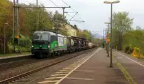 193 261 von LTE kommt mit einem Containerzug aus Süden nach Norden und kommt aus Richtung Koblenz und fährt durch Bonn-Oberkassel in Richtung Köln-Gremberg. 
Aufgenommen vom Bahnsteig von Bonn-Oberkassel an der rechten Rheinstrecke. 
Am Nachmittag vom 2.11.2018. 
Und das ist mein 9300tes Bahnbild bei http://WWW.Bahnbilder de