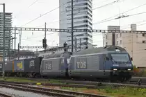 Doppeltraktion, mit den BLS Loks 465 010-7 und 465 002-4 durchfährt den Bahnhof Pratteln. Die Aufnahme stammt vom 10.11.2018.