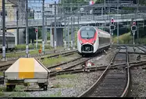 Das Tele reichte geradeso aus, um am Ende des Bahnsteigs 4/5 im Bahnhof Rorschach (CH) einen abgestellten RABe 501 (Stadler SMILE) zu fotografieren.
[10.7.2018 | 20:26 Uhr]
