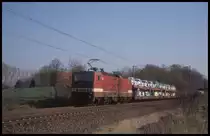 143186 ist hier am Ortsrand von Hasbergen auf der Rollbahn unterwegs. Hinter der Lok werden Autotransportwagen mit einer Ladung VW Beetle in Richtung Ruhrgebiet transportiert.