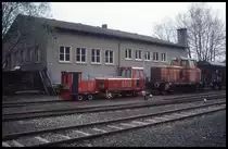 Alle drei hier zu sehenden Klein- bzw. Dieselloks gehörten einst zum Stahlwerk in Georgsmarienhütte. Am 4.4.1999 waren sie bei den Osnabrücker Dampflok Freunden am Piesberg  gelandet . Inzwischen wurden sie teilweise wieder anderweitig abgegeben.
Meines Wissens ist nur noch die kleine Lok  Goliath , links zu sehen, beim ODF verblieben.
Wer es besser bzw. genauer weiß, möge mich hier gerne ergänzen oder korrigieren.