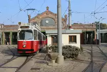 Wien Wiener Linien: E2 4017 + c5 1417 im Straßenbahnbetriebsbahnhof Gürtel (XVIII, Währing, Währinger Gürtel / Marsanogasse) am 20. Oktober 2018. 