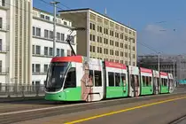 Be 6/8 Flexity 5012 mit der U-Abo Werbung, auf der Linie 1, überquert die Dreirosenbrücke. Die Aufnahme stammt vom 17.11.2018.