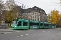 Be 6/8 Combino 326, auf der Linie 8, fährt zur Haltestelle am Bahnhof SBB. Die Aufnahme stammt vom 17.11.2018.