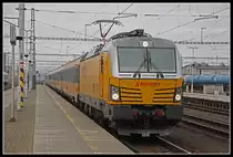 193 226 fährt am 27.11.2018 mit einem Regiojet in Breclav am Bahnsteig 3 ein.