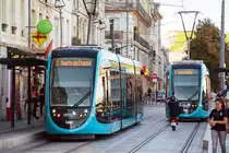 Le Tramway de Besançon - Wagen 803 und 815 in der Haltestelle Battant. 
Die Linie 2 verbindet die Endhaltestelle Hauts Du Chazal über eine Zweigstrecke im Süden mit dem Bahnhof Viotte.
Der Straßenbahnverkehr in Besançon wurde 1952 eingestellt und am 30.08.2014 wiedereröffnet. Eingesetzt werden Niederflur-Fahrzeuge vom Typ Urbos 3 des spanischen Herstellers CAF.
(Aufnahme vom 15.09.2018)