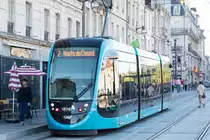 Le Tramway de Besançon - Wagen 803 in der Haltestellen Battant in Fahrtrichtung Hauts Du Chazal (Süden).
Der Straßenbahnverkehr in Besançon wurde 1952 eingestellt und am 30.08.2014 wiedereröffnet. Eingesetzt werden Niederflur-Fahrzeuge vom Typ Urbos 3 des spanischen Herstellers CAF. 
Die Linie 2 befährt die Zweigstrecke zum Bahnhof Viotte.
(Aufnahme vom 15.09.2018)