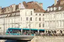Le Tramway de Besançon - Wagen 815 der Linie 2 am Übergang von der Pont Battant in die Grande Rue in der Innenstadt, zwischen den Haltestellen Battant und Révolution, Fahrtrichtung Chalezeule (Norden).
Der Straßenbahnverkehr in Besançon wurde 1952 eingestellt und am 30.08.2014 wiedereröffnet. Eingesetzt werden Niederflur-Fahrzeuge vom Typ Urbos 3 des spanischen Herstellers CAF.
Die Linie 1 ist 14,5 km lang und besitzt 31 Haltestellen. Die Linie 2 befährt die Zweigstrecke zum Bahnhof Viotte.
(Aufnahme vom 15.09.2018)