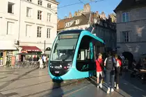 Le Tramway de Besançon - Wagen 814 der Linie 1 an der Grande Rue in der Innenstadt zwischen den Haltestellen Battant und Révolution in Fahrtrichtung Chalezeule (Norden).
Der Straßenbahnverkehr in Besançon wurde 1952 eingestellt und am 30.08.2014 wiedereröffnet. Eingesetzt werden Niederflur-Fahrzeuge vom Typ Urbos 3 des spanischen Herstellers CAF.
Die Linie 1 ist 14,5 km lang und besitzt 31 Haltestellen. 
(Aufnahme vom 15.09.2018)