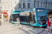 Le Tramway de Besançon - Wagen 814 der Linie 1 an der Grande Rue/Place de la Revolution zwischen den Haltestellen Battant und Révolution in Fahrtrichtung Chalezeule (Norden).
Der Straßenbahnverkehr in Besançon wurde 1952 eingestellt und am 30.08.2014 wiedereröffnet. Eingesetzt werden Niederflur-Fahrzeuge vom Typ Urbos 3 des spanischen Herstellers CAF. 
Die Linie 1 ist 14,5 km lang und besitzt 31 Haltestellen. 
(Aufnahme vom 15.09.2018)