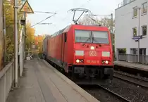 185 202-9 DB kommt aus Richtung Aachen-West mit einem LKW-Zug aus Zeebrugge-Vorming(B) nach Novara-Boschetto(I) und fährt durch Aachen-Schanz in Richtung Aachen-Hbf,Aachen-Rothe-Erde,Stolberg-Hbf(Rheinland)Eschweiler-Hbf,Langerwehe,Düren,Merzenich,Buir,Horrem,Kerpen-Köln-Ehrenfeld,Köln-West,Köln-Süd. 
Aufgenommen vom Bahnsteig von Aachen-Schanz.
Am Morgen vom 5.11.2018.