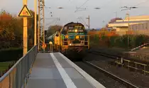 7784,7867  beide von Lineas kommen die Kohlscheider-Rampe hoch aus Richtung Rheydt,Wickrath,Beckrath,Herrath,Erkelenz,Baal,Hückelhoven-Baal,Brachelen,Lindern,Süggerath,Geilenkirchen,Frelenberg,Übach-Palenberg,Rimburg,Finkenrath,Hofstadt,Herzogenrath mit einem langen Kalkleerzug aus Oberhausen-West(D) nach Hermalle-Huy(B) und fahren durch Kohlscheid in Richtung Richterich,Laurensberg,Aachen-West. 
Aufgenommen vom Bahnsteig 2 in Kohlscheid. 
Bei schönem Herbstwetter am Nachmittag vom 5.11.2018.