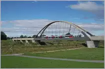 Der Rhein verbindet, der Rhein trennt; doch Brücken überwinden die Trennung. Bei Lustenau, kurz bevor der Rhein in den Bodensee fliest wird der Fluss Alpenrhein genannt, und eine neue Brücke mit einer Stützweite von 102 Meter und der Gesamtlänge, inklusiv der Vorlandtragwerke, von 276 Meter verbindet auf elegante Art das schweizerische St.Margrethen mit dem österreichischen Lustenau, und somit Zürich mit München. 

Im Bild, auf welchem die ganze Brücke keinen Platz fand, ein ÖBB ET 4024 als Vorarlberger S-Bahn auf der Linie Bregenz - St.Margrethen.

23. Sept. 2018
