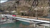 5737 mit Ge 6/6 II 705  Pontresina/Puintraschigna  auf der neuen Hinterrheinbrücke in Reichenau-Tamins. Holz nach Italien ist ein wichtiges Transportgut der RhB. (21.11.2018)
