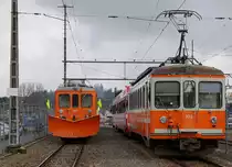 BIPPERLISI Aare Seeland Mobil, ASm
Novemberstimmung bei Regen beim Kopfbahnhof Langenthal am 27. November 2018. Hier treffen sich die Regionalzüge nach Solothurn und St. Urban Ziegelei.
In der geschützten Abstellanlage wartet der Gütertriebwagen De 4/4 321 mit den beiden Schneepflügen auf den Winterdienst.
Fotostandort gemäss Absprache zwecks Fotoaufnahme erlaubt.
Die erkennbaren Abstellgeleise werden nur sehr selten bei Rangierfahrten benützt.
Foto: Walter Ruetsch

