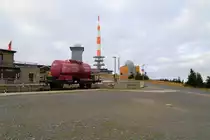 An dem neben dem Kesselwagen zu sehenden Prellbock endet die Brockenstrecke und zwar genau auf 1125 Höhenmetern. Die restlichen 17 Meter zum Gipfel müssen dann zu Fuß zurückgelegt werden. Die Aufnahme entstand am 19.10.2018.