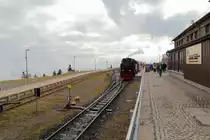 Gerade ist 99 7232 mit P8933 aus Wernigerode im Brockenbahnhof eingefahren. Kurz darauf geht es, nach dem Umsetzen der Lok, auch schon wieder talwärts.
