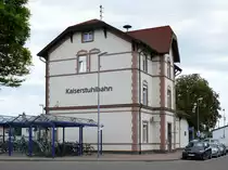 Bahnhofsgebäude (Straßenseite) der Kaiserstuhbahn in Endingen, Aug.2018