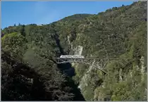 Der Schnellzug 41, bestehend aus einem SSIF/FART ABe 4/6 auf der Isorno Brücke bei Intragna. 
2. Okt. 2018