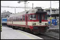 854 033 fährt am 26.11.2018 in Brno hlavni nadrazi am Bahnsteig 2 ein.