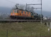 Nach dem Einsatz im Zuckerrübenverkehr ab Aarberg steht die Re 420 320-4 wieder im Dienst von SBB CARGO. 
Am 28. Novebember 2018 war sie mit einem kurzen Panzerzug von Bure-Casernes nach Thun unterwegs.
Zug 69951 33 mit zwei beladenen Slmmps (Genie und Minenräumpanzer G/Mirm Pz, Rpe Hägglunds CV 9030) bei Grenchen Nord.
Foto: Walter Ruetsch 