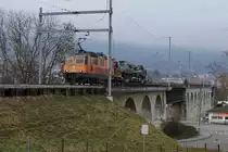 Nach dem Einsatz im Zuckerrübenverkehr ab Aarberg steht die Re 420 320-4 wieder im Dienst von SBB CARGO. 
Am 28. Novebember 2018 war sie mit einem kurzen Panzerzug von Bure-Casernes nach Thun unterwegs.
Zug 69951 33 mit zwei beladenen Slmmps (Genie und Minenräumpanzer G/Mirm Pz, Rpe Hägglunds CV 9030) bei Grenchen Nord.
Foto: Walter Ruetsch 