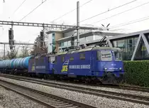 WRS Widmer Rail Services AG
Kesselwagenzug anlässlich der Ausfahrt Grenchen-Süd auf der Fahrt nach Cornaux am 28. November 2018.
An der Spitze dieses Zuges war die Re 430 112 eingereiht.
Fotostandort Strasse, Bildausschnitt Fotoshop.
Foto: Walter Ruetsch
