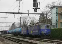 WRS Widmer Rail Services AG
Kesselwagenzug bei einem Zwischenhalt in Grenchen-Süd auf der Fahrt nach Cornaux am 28. November 2018.
An der Spitze dieses Zuges war die Re 430 112 eingereiht.
Fotostandort Strasse, Bildausschnitt Fotoshop.
Foto: Walter Ruetsch