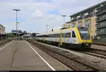 Dicht gedrängt stehen die Fahrgäste in 612 554 (Bombardier RegioSwinger) von DB Regio Baden-Württemberg als verspäteter IRE 3043 von Basel Bad Bf nach Ulm Hbf, als dieser den Bahnhof Friedrichshafen Stadt verlässt.
Der Zugzielanzeiger zeigt  1000  an.
[11.7.2018 | 10:55 Uhr]