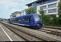 650 553 und 650 558 (VT 63 und VT 68 | Stadler Regio-Shuttle RS1) der Bodensee-Oberschwaben-Bahn GmbH & Co. KG (BOB) als BOB87567 von Aulendorf nach Friedrichshafen Hafen verlassen den Bahnhof Friedrichshafen Stadt auf Gleis 3.
[11.7.2018 | 10:57 Uhr]