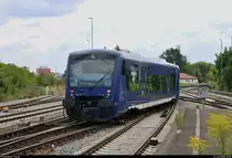 Nachschuss auf 650 558 und 650 553 (VT 68 und VT 63 | Stadler Regio-Shuttle RS1) der Bodensee-Oberschwaben-Bahn GmbH & Co. KG (BOB) als BOB87567 von Aulendorf nach Friedrichshafen Hafen, die den Bahnhof Friedrichshafen Stadt auf Gleis 3 verlassen.
[11.7.2018 | 10:57 Uhr]