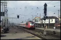 103121 fährt hier am 24.4.1999 mit einem Intercity aus Bremen kommend auf Gleis 2 in Osnabrück HBF ein.