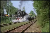 Das war am 25.4.1999 ein besonderes Ereignis auf der Teutoburger Wald Eisenbahn:
503655 bespannte den planmäßigen Stahlzug von Hanekenfähr nach Paderborn und führte ihn über die TWE Strecke. Im Bahnhof Bad Iburg gab es einen kurzen Wartungs Halt. Danach zog die Lok den ca. 1200 Tonnen schweren Stahlbrammen Zug wieder an.